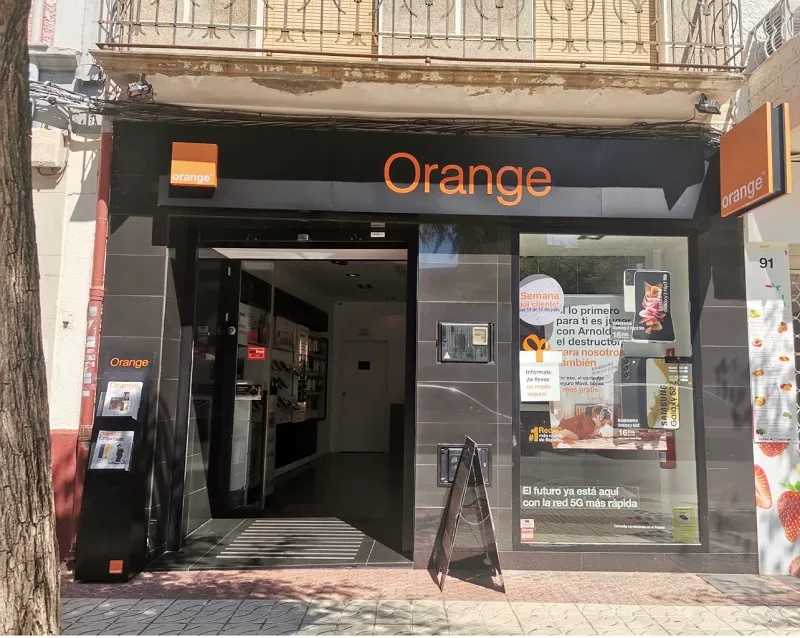 Fachada de la tienda Orange de Benicasim