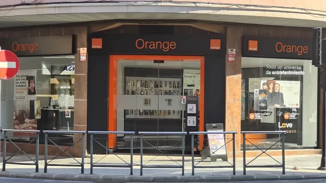 Fachada de la tienda Orange de Burriana