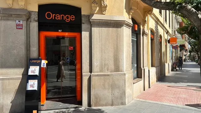 Fachada de la tienda Orange de Plaza De La Independencia (Farola)