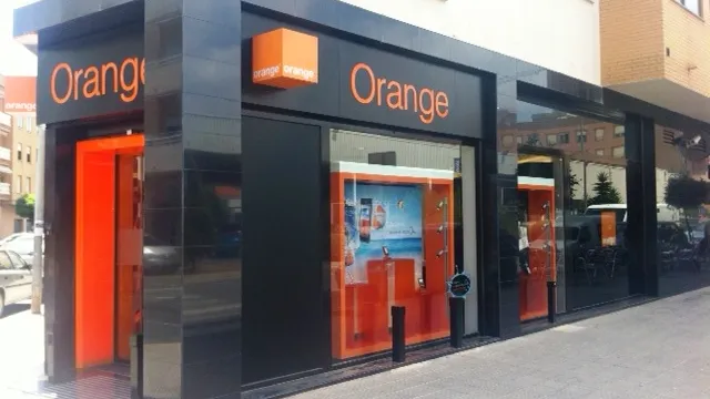 Fachada de la tienda Orange de Nules