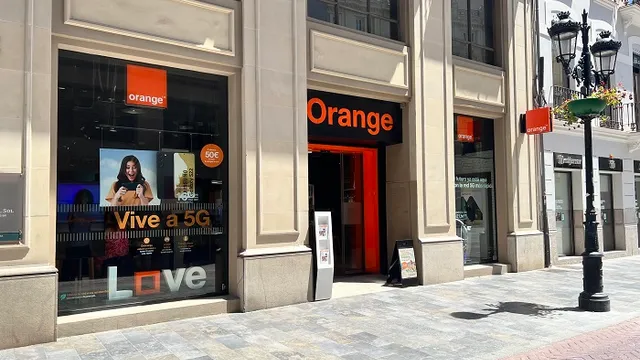 Fachada de la tienda Orange de Puerta del Sol