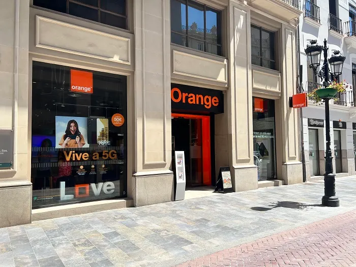 Fachada de la tienda Orange de Puerta del Sol