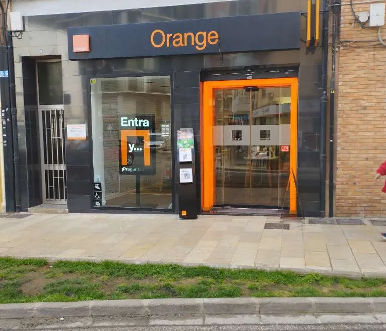 Fachada de la tienda Orange de Vinaroz
